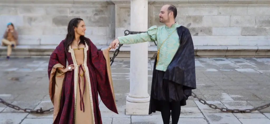 Pareja con trajes de época cervantinos confeccionados en el taller de Tresele